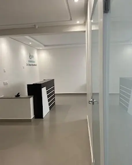 Espace d'accueil du cabinet de dermatologie à Rabat – Agdal, avec le comptoir de réception