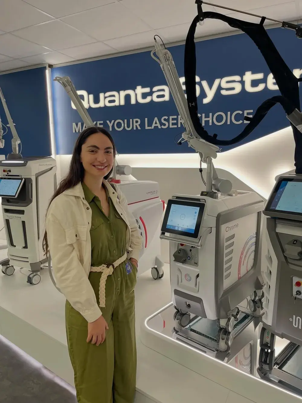 Le Dr Benahmed devant des lasers Quanta System lors d'une formation