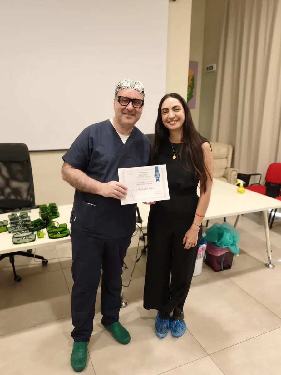 Le Dr Benahmed recevant une attestation de participation à une formation laser Quanta System