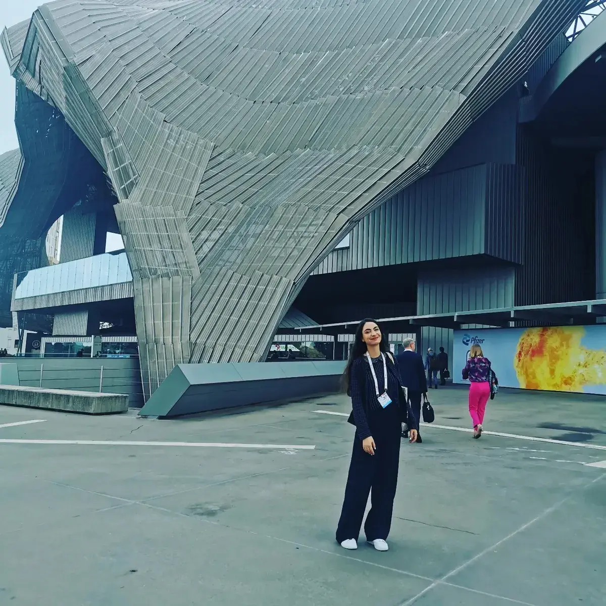 Le Dr Benahmed devant l'architecture d'un centre de congrès, lors d'une formation continue