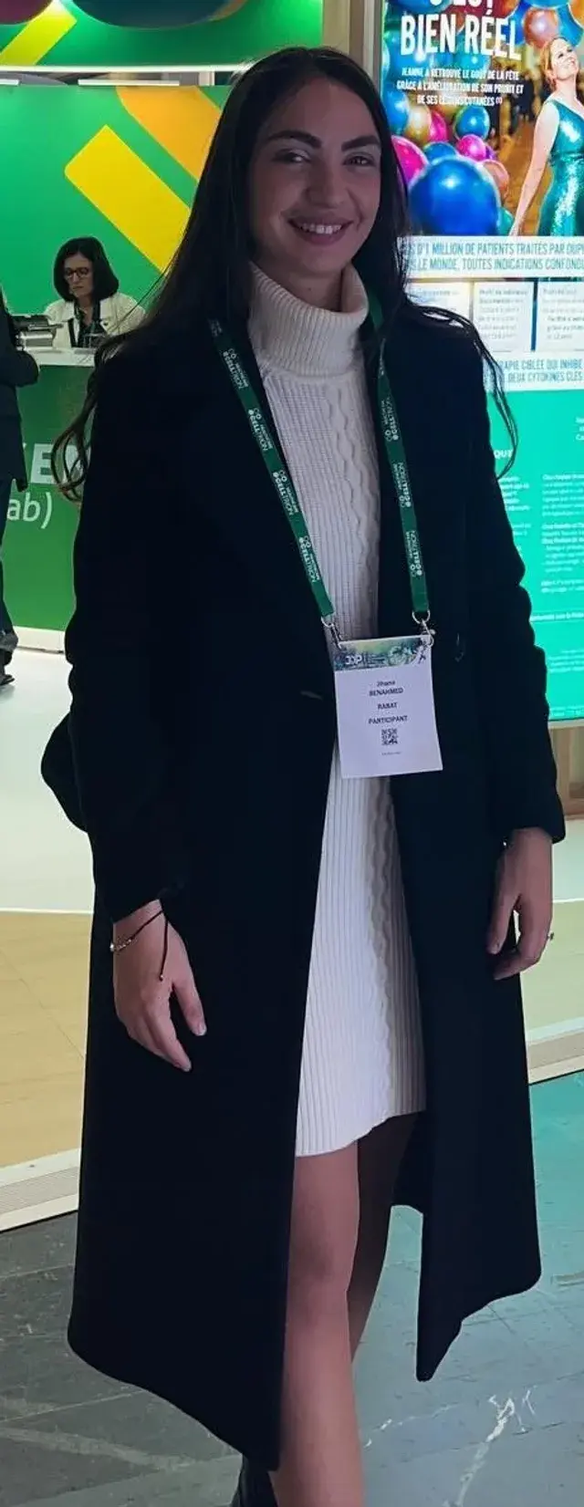 Le Dr Benahmed, badge de participante, lors des Journées Dermatologiques de Paris